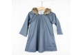 Vestido gris azulado con mini topitos metálicos y capucha con pelo de zorro