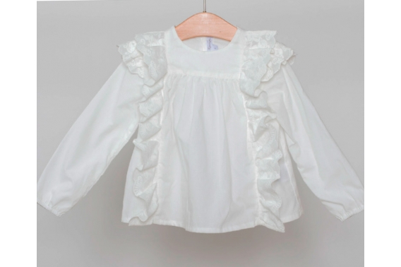 Camisa beige con volantes laterales y en los hombros bordados