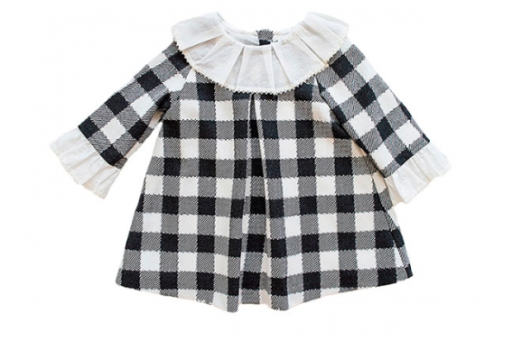 Vestido de cuadros beige y negros y volante en el cuello