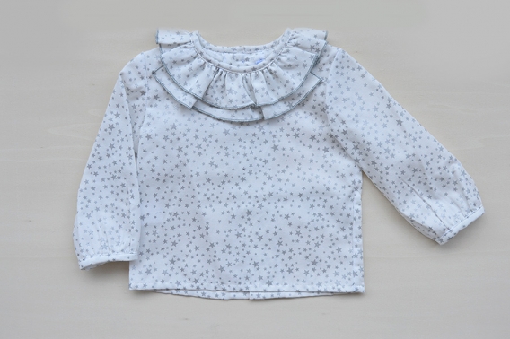 Camisa beige doble volante multiestrellas grises