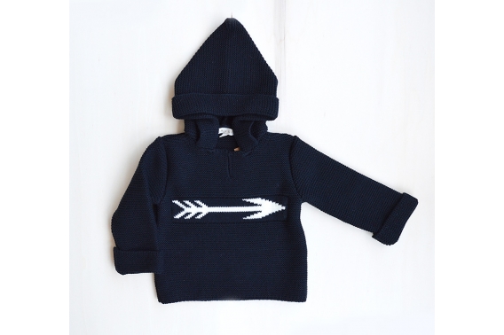 Jersey negro de punto con flecha en el pecho y capucha de niño