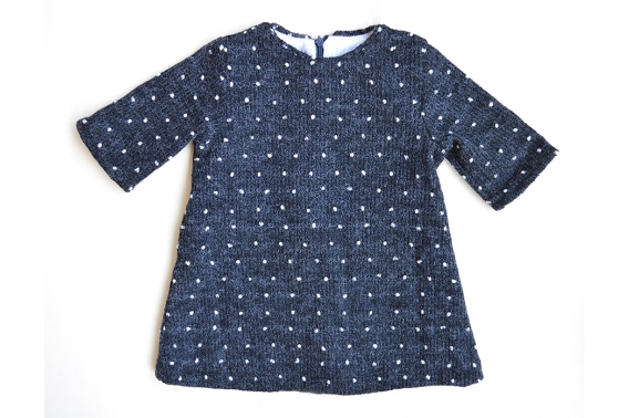 Vestido negro con motitas beige