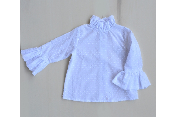 Camisa blanca de plumeti volante en cuello y mangas