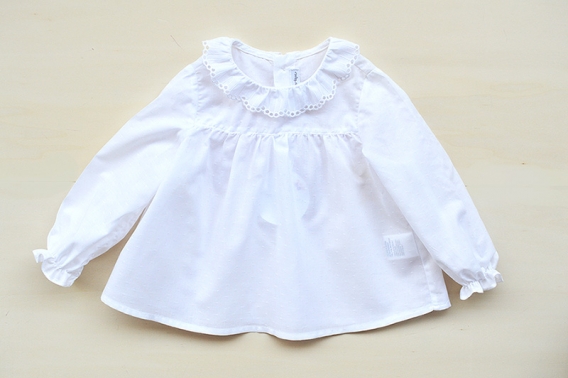 Camisa blanca volante con calados en el cuello