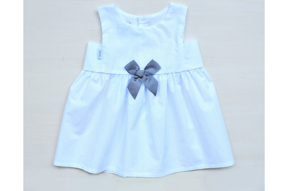 Vestido balnco con topitos y lazo en el pecho grises
