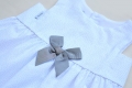 Vestido balnco con topitos y lazo en el pecho grises