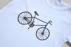 Camiseta blanca con bicicleta bordada marrón