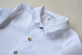Camisa blanca con cuello con solapas de pico