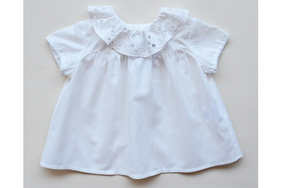 Camisa beige manga corta con volante calado en el cuello