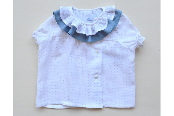 Camisa blanca con lunares tonos azules y dobl volante en el cuello