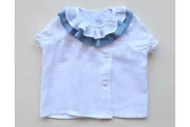 Camisa blanca con lunares tonos azules y dobl volante en el cuello