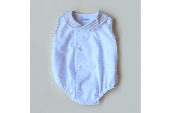 Pelele blanco plumeti beige y rayas en cuello y vivos de las mangas.