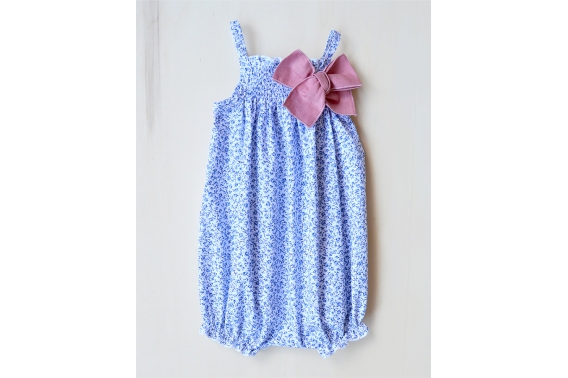 Mono florecitas azules y lazo rosa empolvado