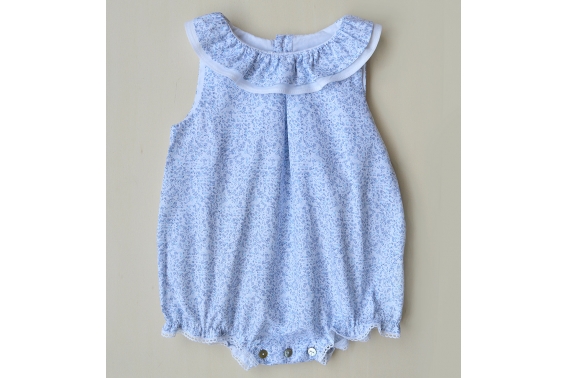 Ranita de florecitas azules y volante ene le cuello