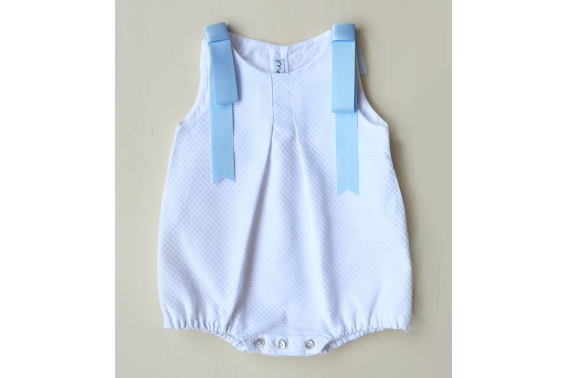 Ranita blanca de piqué con lazos celestes