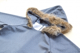 Vestido gris azulado con mini topitos metálicos y capucha con pelo de conejo