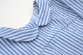 Camisa con cuello bebé de rayas marino y grises