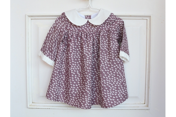 Vestido morado con estampado de mariposas y cuello bebé