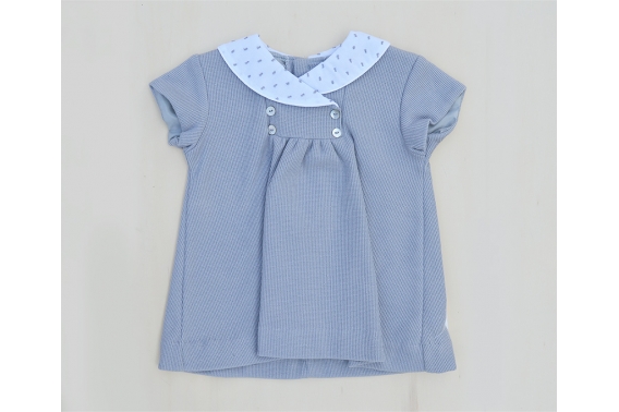 Vestido gris de punto con cuello de plumeti