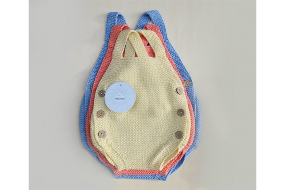 Ranita de punto con botones de madera.